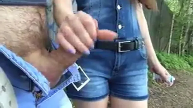 дрочит в парке 